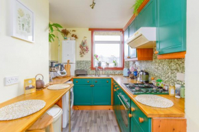 Bright & Spacious Double Room with Garden View- Close to Airport & City Centre